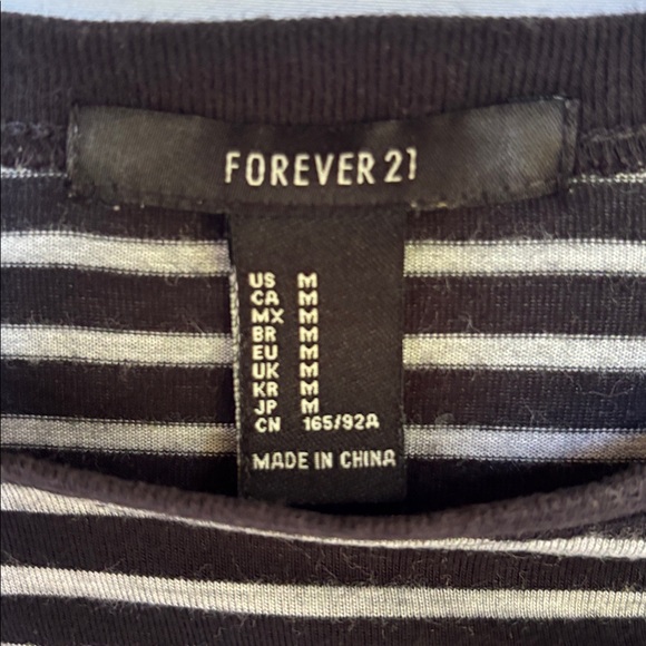 GENTLY WORN UNIQUE FOREVER 21 UNISEX BLACK & GREY STRIPPED TOP - Picture 4 of 10